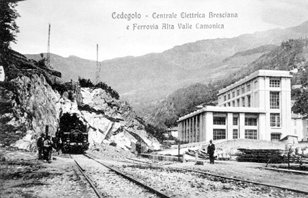 La Centrale di Cedegolo e la Ferrovia in una cartolina d’epoca (Foto Negri).