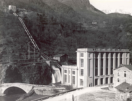 La Centrale di Cedegolo e la vasca di carico allo sfioro viste da sud-est, in una foto d’epoca (Foto Negri).