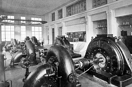 La sala macchine della Centrale di Cedegolo in una fotografia d’epoca (Foto Negri)